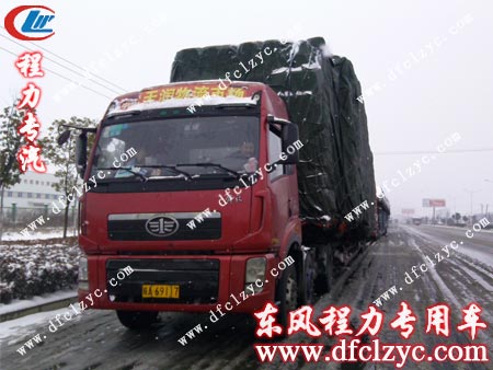 一輛大型運(yùn)輸車(chē)在路邊等待溫度升高