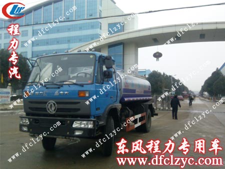 東風(fēng)145灑水車(chē)在湖北程力廠(chǎng)門(mén)口冒雪出發(fā)