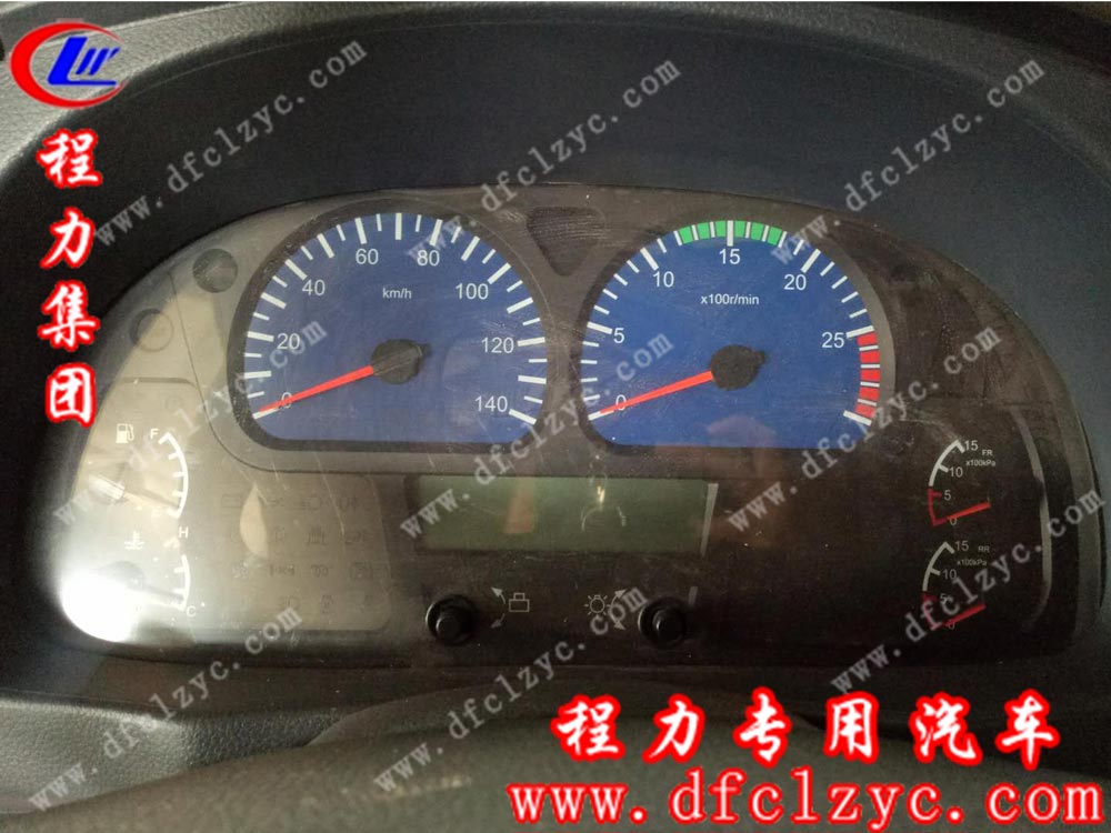 東風(fēng)天錦水罐消防車(chē)（國(guó)五）內(nèi)視圖