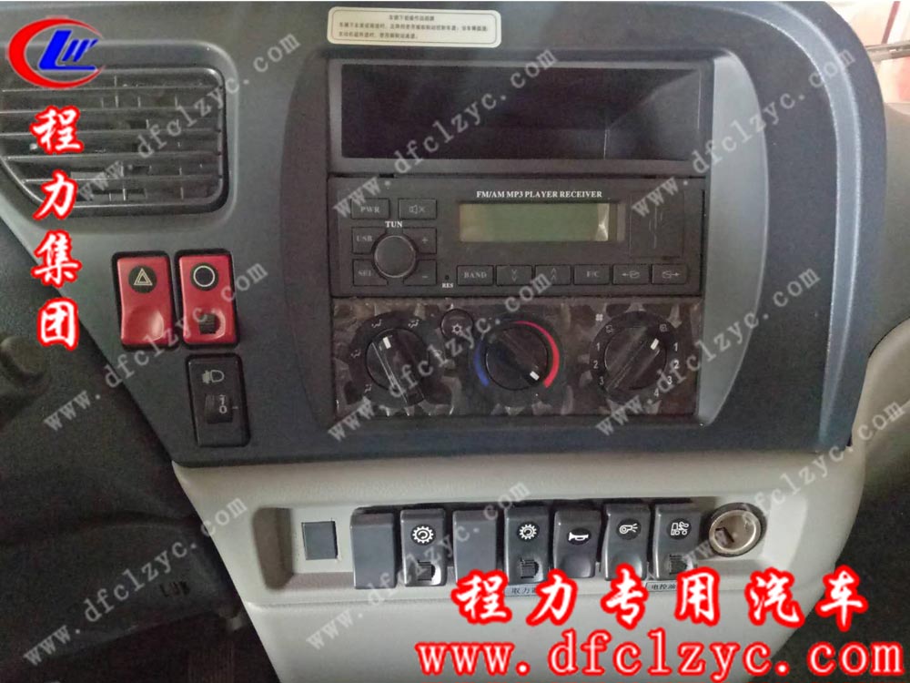 東風(fēng)天錦水罐消防車(chē)（國(guó)五）內(nèi)視圖